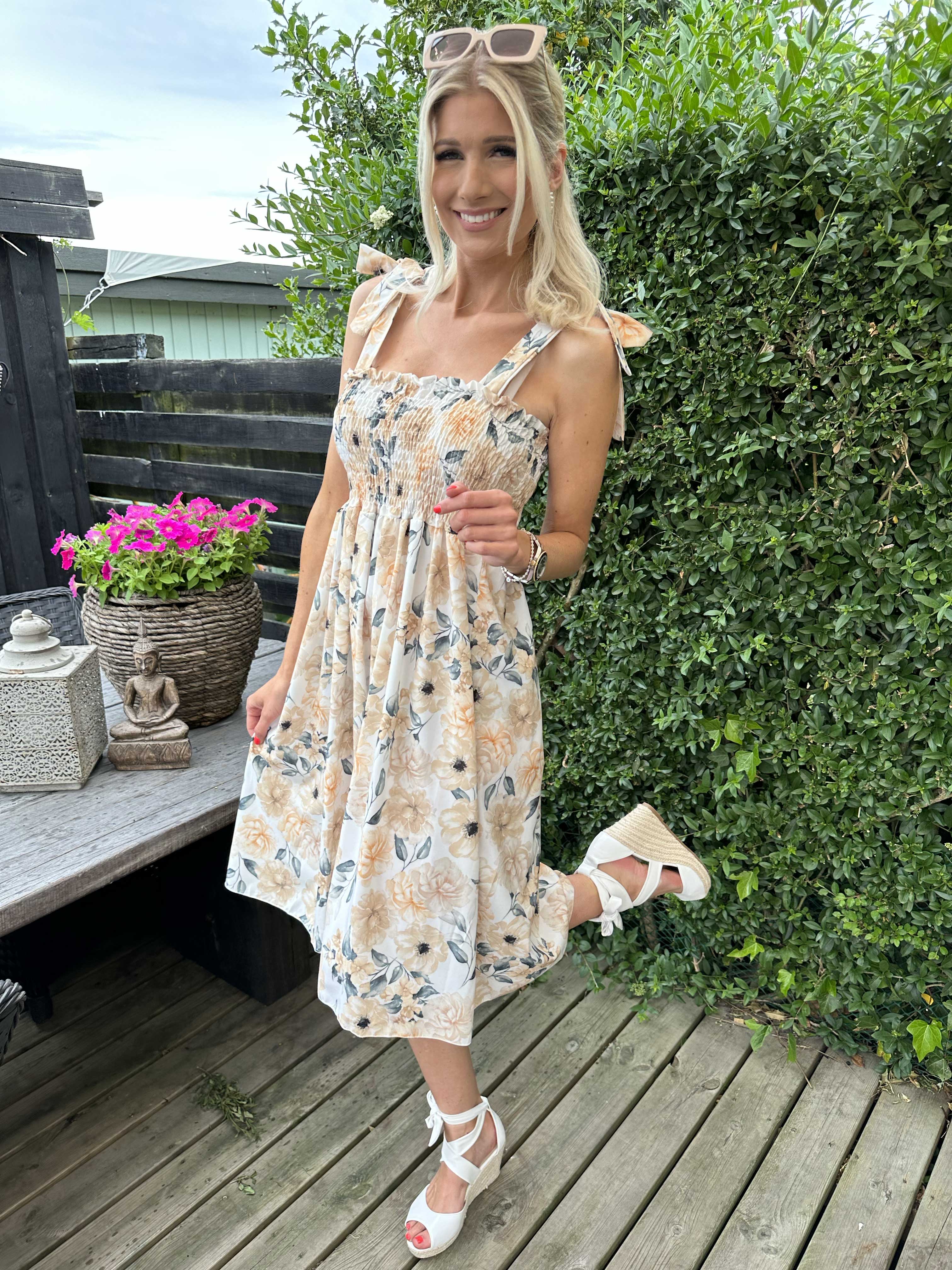 Ametrin - Kjole med sløjfe på stropperne og smock